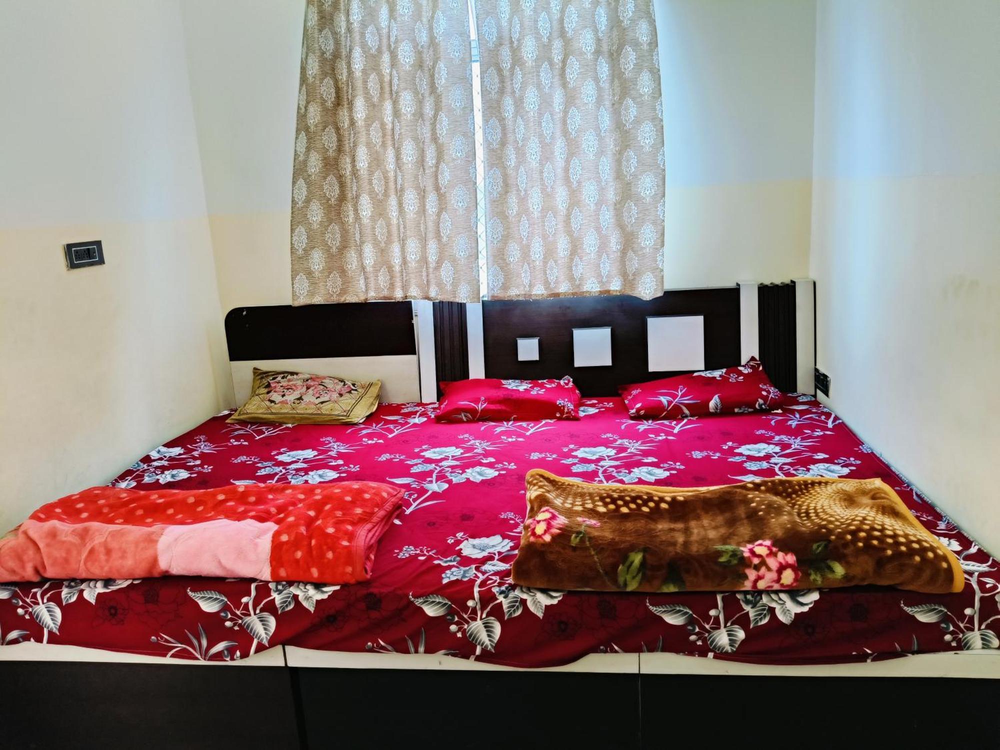 Jai Hanuman Guest House Palsana  Екстериор снимка